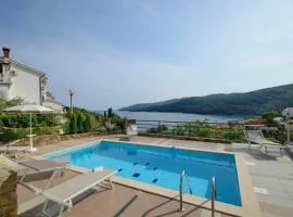 Ferienhaus mit Pool und Außenküche mit Blick auf die Kvarner Bucht