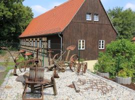 Ferienwohnung im sanierten Fachwerkhof mit Terrasse und Pool nah an Dresden，位于Müglitztal的酒店