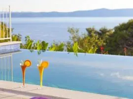 Ferienhaus mit infinity Pool und Meerblick in ruhige Lage