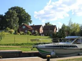 An einer Schleuse gelegene Ferienwohnung mit Grundstück direkt am Wasser