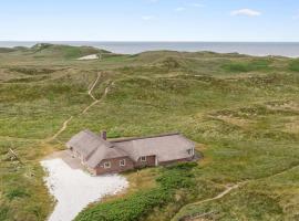 Lovely Home In Ringkøbing With Sauna，位于灵克宾的酒店