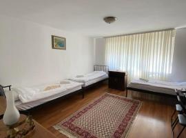 Sunlit City Apartment Gjakova，位于Gjakove的酒店