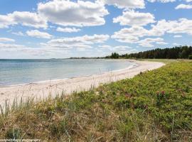 Neues Ferienhaus auf Gotland 700 Meter zum Meer，位于Ljugarn的酒店