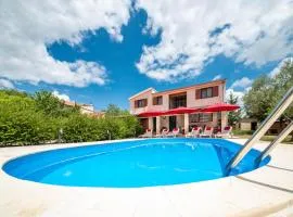 Awesome Home In Lisicic With Wifi