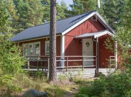 Rustikales Landhaus Skogsmullehaus 1 mit Terrasse，位于Loftahammar的乡间豪华旅馆