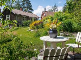 Kleines Ferienhaus in Gnesta mit Kleiner Terrasse，位于格内斯塔的酒店