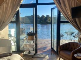 Celeiro Lake Village，位于圣弗朗西斯科-迪保拉的木屋