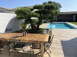 Maison Jasmin, spacieuse, avec piscine privée chauffée