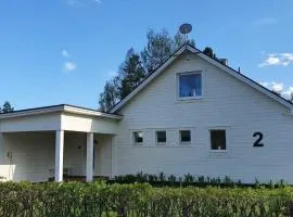 Villa Norrland, modern im skandinavischen Stil, mit Kamin, Garten und Saunafass