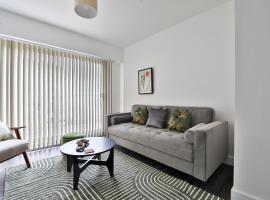 Elegant 2-Bed Flat with Parking & Balcony，位于卡迪夫的酒店