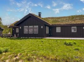 5 Bedroom Awesome Home In R&oslash;n，位于罗恩的带热水浴缸的酒店