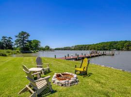 Waterfront Cambridge Home Pool and Dock!，位于剑桥的酒店