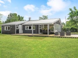 3 Bedroom Lovely Home In Storvorde，位于斯托沃勒的酒店