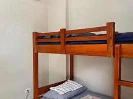 Riz Place Homestay - Bunk Bed x Air-conditioned，位于Bacnotan的酒店