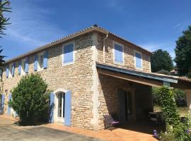 Casa con piscina e giardino，位于Saint-André-de-Roquepertuis的酒店