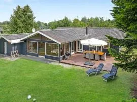 Three-Bedroom Holiday Home In Dronningmolle