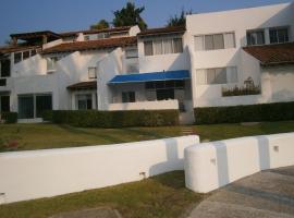 Villa Marina Porto Ixtapa in the Private Yacht Club，位于伊斯塔帕的度假屋