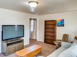 Pet-Friendly Bakersfield Home 5 Mi to Downtown!