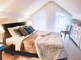 Gelbe Koffer - Design-Maisonette in Schiffweiler - 2 Etagen - Self-Check-in - 2 Parkplätze - WLAN - Balkon & Garten - ruhig - Nähe See & Wald - bis 7 Pers