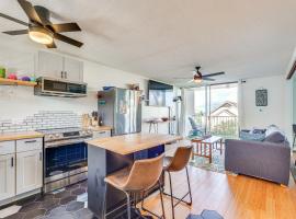 Kailua-Kona Condo with Balcony Walk to the Beach!，位于科纳的公寓