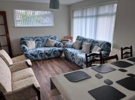 Spacious 5 double bed bedroom bungalow near Belfast，位于利斯本的酒店