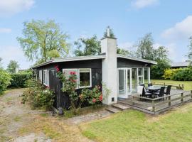 3 Bedroom Cozy Home In Juelsminde，位于森讷比的酒店