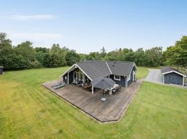 3 Bedroom Cozy Home In H&oslash;jslev，位于霍伊斯莱乌的带热水浴缸的酒店