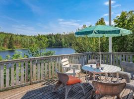 3 Bedroom Cozy Home In Mellerud，位于梅勒吕德的酒店