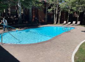 Canyon Lodge properties by 101 Great Escapes，位于马姆莫斯湖的酒店
