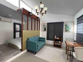 Romantic Cabin Retreat with Garden View and Free Parking，位于Amadeo的酒店