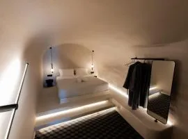 Noir Cave Villa with private Jacuzzi and Sunset Terrace