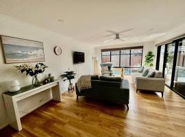 3 Bed Modern Home, Spacious Oasis & Pool，位于Birkdale的酒店