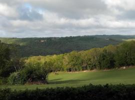EMPLACEMEMENT TENTE En FORET，位于Saint-Aubin-de-Nabirat的酒店