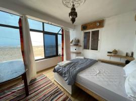 EL Faro Surfstay，位于Tamri的酒店