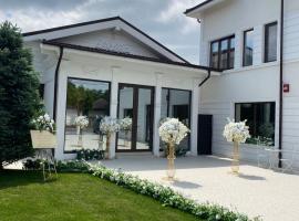 Pensiunea "La Nasu"，位于F&icirc;nt&icirc;nele的带停车场的酒店