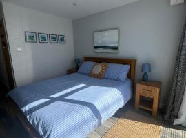 Entire guest suite in Four Mile Bridge, Rhoscolyn，位于瓦利的酒店