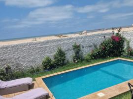 La petite villa avec piscine pieds dans l'eau，位于西迪拉哈尔的酒店