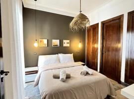 Appartement bohème à 2 minutes de la plage，位于斯希拉特的酒店