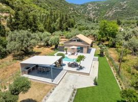 Luxury Waterfalls Villa Nidri Privet Pool Jaccuzi，位于奈德里的带按摩浴缸的酒店