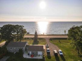 Modern Home on Mille Lacs Lake! Amazing yard and game-room!，位于Garrison的酒店
