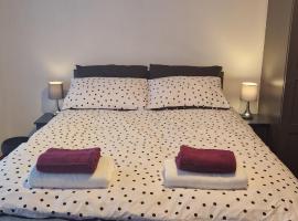 Large Double room near London Heathrow Airport，位于海斯的酒店