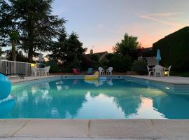 Brit Hotel Dak Hotel，位于阿瓦隆的带泳池的酒店