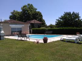 Gîte avec piscine，位于Condezaygues的酒店
