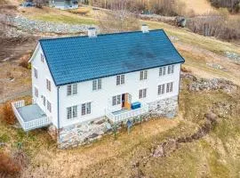 Lovely Home In Marifjøra With Wifi