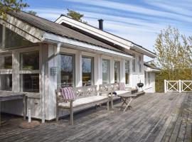 Cozy Home In Tvedestrand With Kitchen，位于特韦德斯特兰的酒店