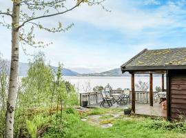 Beautiful Home In Balestrand With Kitchen，位于巴里斯川的酒店