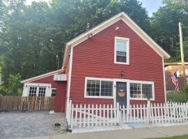 The Cozy Red cottage，位于Lake Luzerne的酒店