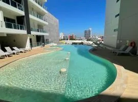 Modern unit, Pool, Gym & CBD location