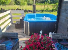 Szary Domek 2 jacuzzi sauna kominek klimatyzacja jezioro basen，位于Trojaczek的酒店
