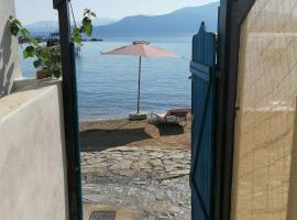 Sunny Days beach house，位于Ayía Kiriakí的酒店